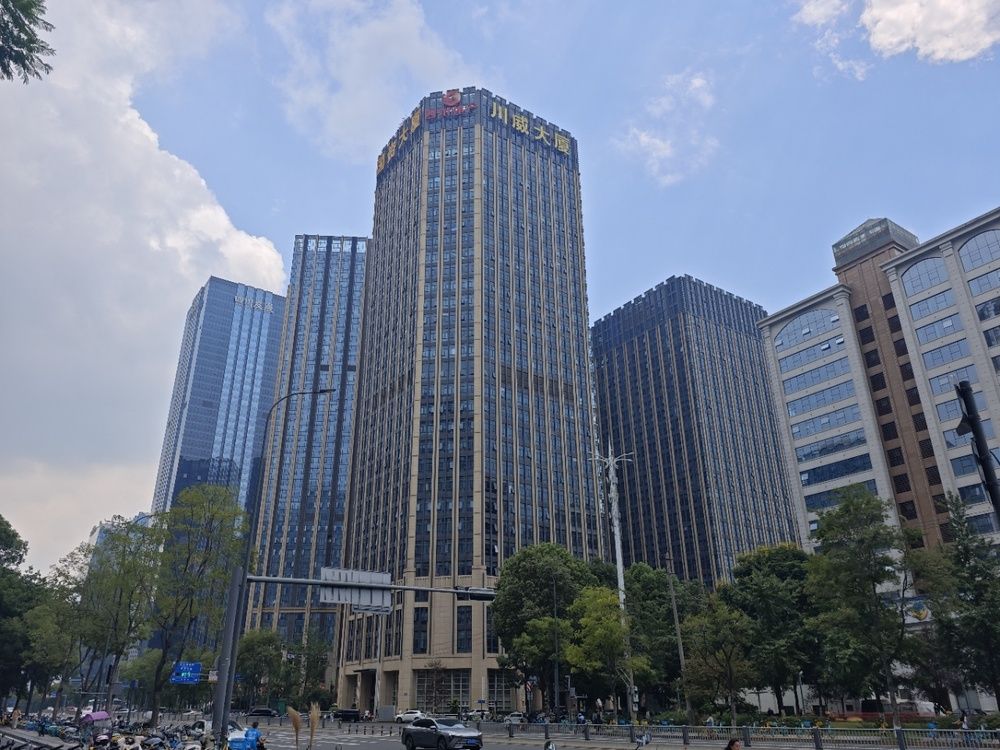 川威大厦外观图